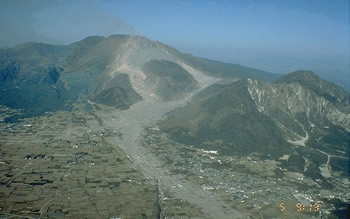 Mt Unzen pyroclastic flow paths . Note settlement at base of volcano. USGS